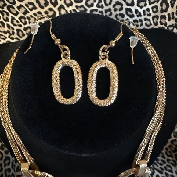 Gold Fashion Necklace w/Earrings - Picture 3 of 7